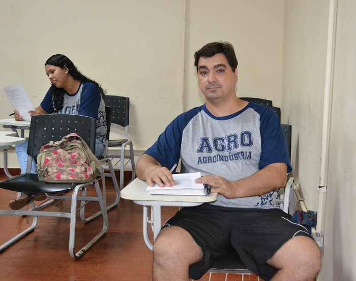 A dedicação de Pedro aos estudos, depois de ficar 19 anos fora da sala de aula, é motivo de orgulho e serve de inspiração para os colegas